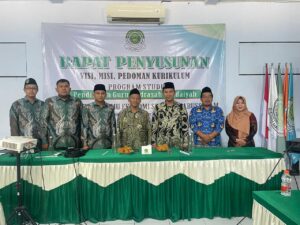 RAPAT PEMBENTUKAN VISI MISI DAN KURIKULUM PRODI PGMI STIES BABUSSALAM